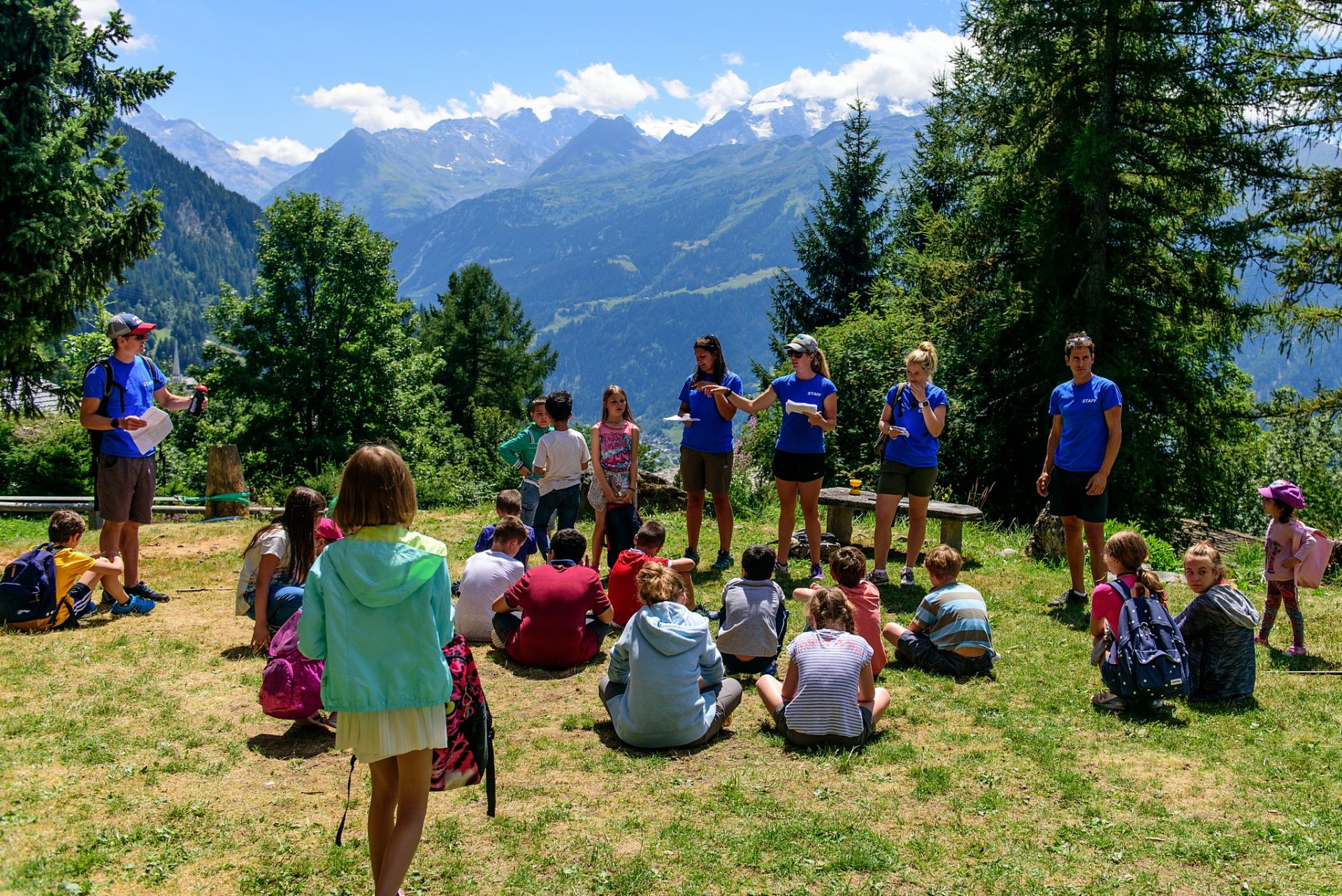 Летний camp. Лагерь в Швейцарии Монтана. Летний лагерь в Швейцарии. Summer Camp лагерь. Лагерь в горах Швейцарии.