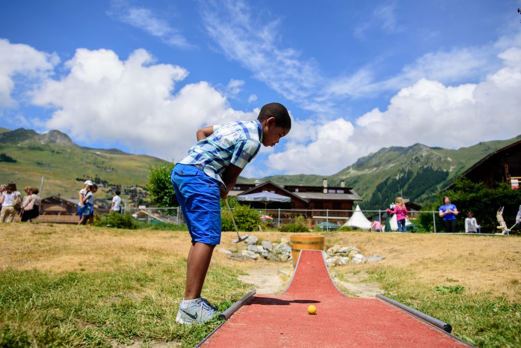 kid hitting ball in minigolf in Vebrbier